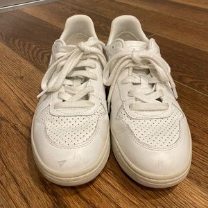 VEJA V-10 Leather White - Size 6 Shoes
